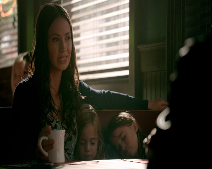 VampireDiaries-dot-nl_VampireDiaries-8x06DetouredOnSomeRandomBackwoodsPathToHell0351.jpg