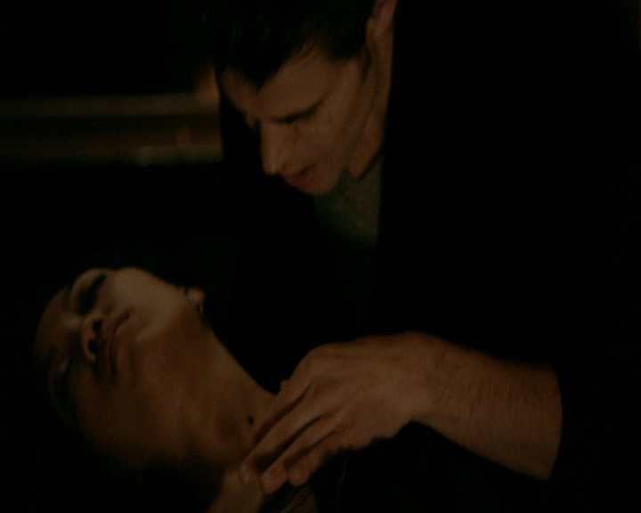 VampireDiaries-dot-nl_VVampireDiaries-dot-nl_VampireDiaries-8x08WeHaveHistoryTogether0123.jpg
