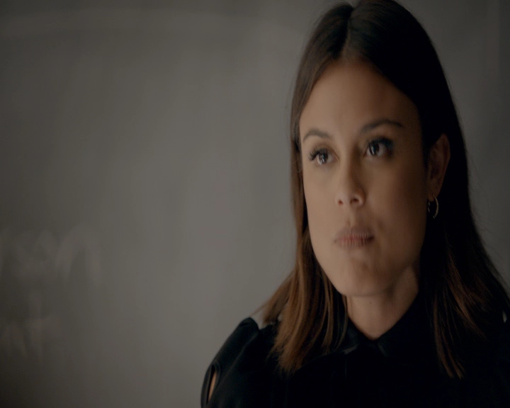 VampireDiaries-dot-nl_VVampireDiaries-dot-nl_VampireDiaries-8x08WeHaveHistoryTogether0864.jpg