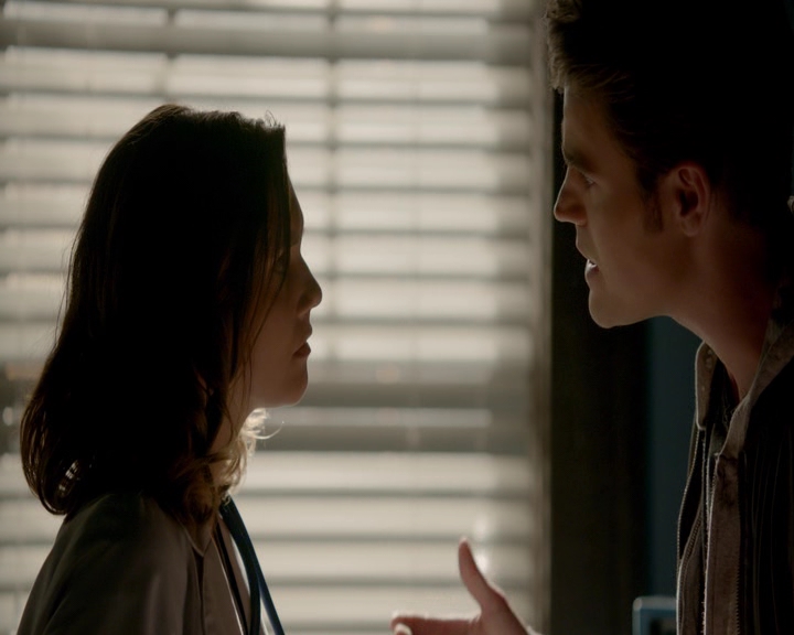 VampireDiaries-dot-nl_VVampireDiaries-dot-nl_VampireDiaries-8x08WeHaveHistoryTogether1220.jpg