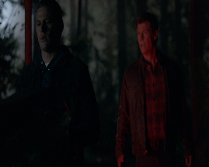 VampireDiaries-dot-nl_VVampireDiaries-dot-nl_VampireDiaries-8x08WeHaveHistoryTogether1985.jpg