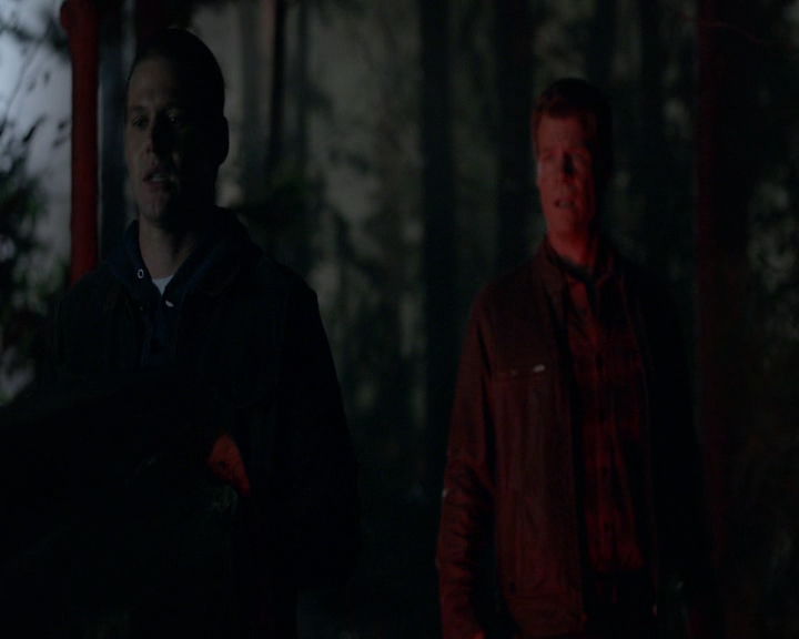 VampireDiaries-dot-nl_VVampireDiaries-dot-nl_VampireDiaries-8x08WeHaveHistoryTogether1986.jpg