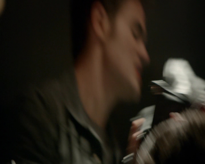 VampireDiaries-dot-nl_VampireDiaries-8x09TheSimpleIntimacyoftheNearTouch0025.jpg