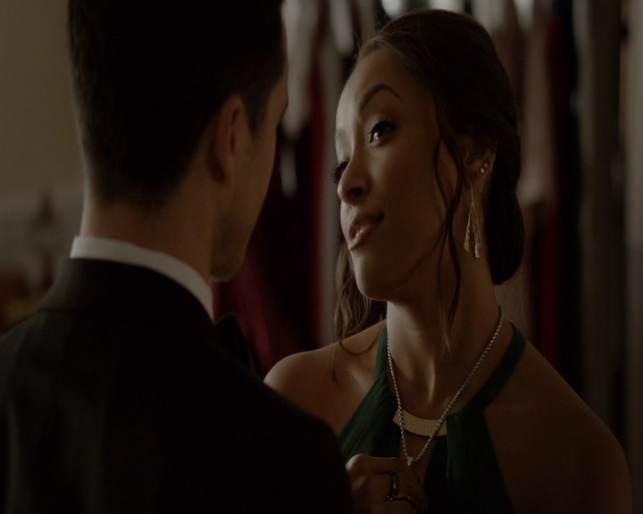 VampireDiaries-dot-nl_VampireDiaries-8x09TheSimpleIntimacyoftheNearTouch0525.jpg