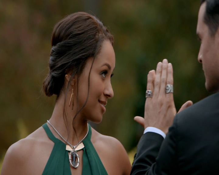 VampireDiaries-dot-nl_VampireDiaries-8x09TheSimpleIntimacyoftheNearTouch1098.jpg