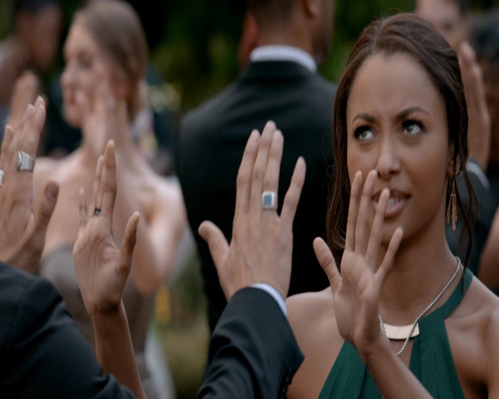 VampireDiaries-dot-nl_VampireDiaries-8x09TheSimpleIntimacyoftheNearTouch1102.jpg