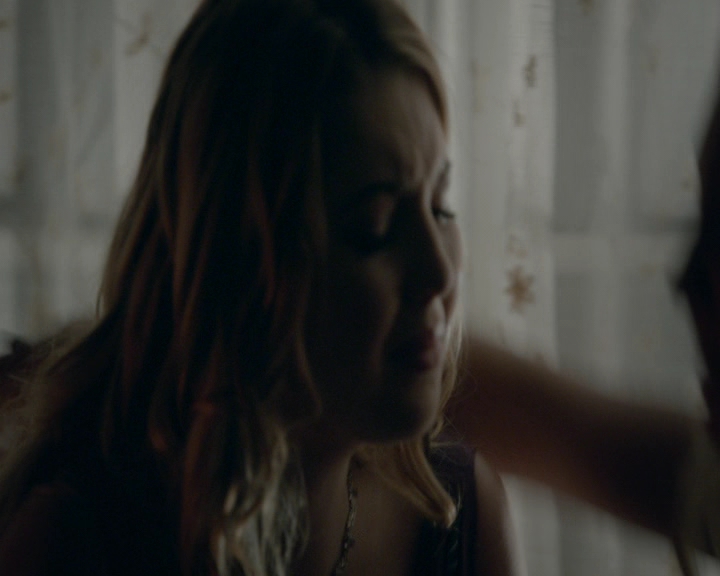 VampireDiaries-dot-nl_VampireDiaries-8x09TheSimpleIntimacyoftheNearTouch1927.jpg