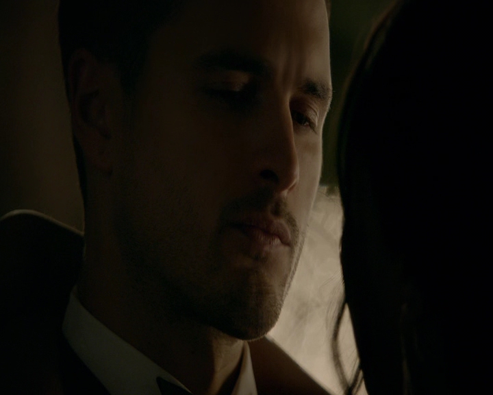 VampireDiaries-dot-nl_VampireDiaries-8x09TheSimpleIntimacyoftheNearTouch2200.jpg