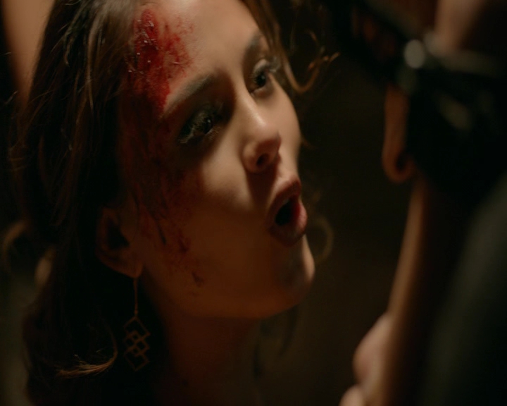 VampireDiaries-dot-nl_VampireDiaries-8x09TheSimpleIntimacyoftheNearTouch2321.jpg