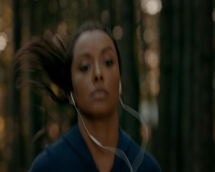 VampireDiaries-dot-nl_VampireDiaries-8x10NostalgiasABitch0070.jpg