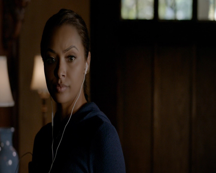 VampireDiaries-dot-nl_VampireDiaries-8x10NostalgiasABitch0085.jpg