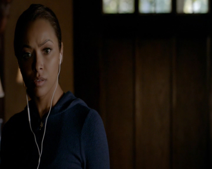 VampireDiaries-dot-nl_VampireDiaries-8x10NostalgiasABitch0089.jpg