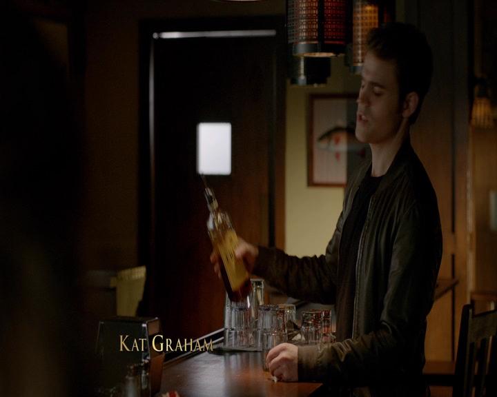 VampireDiaries-dot-nl_VampireDiaries-8x10NostalgiasABitch0120.jpg