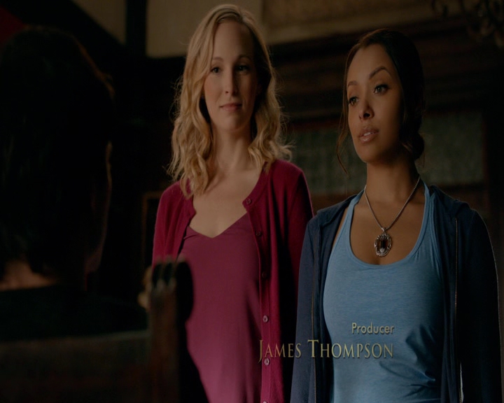 VampireDiaries-dot-nl_VampireDiaries-8x10NostalgiasABitch0188.jpg