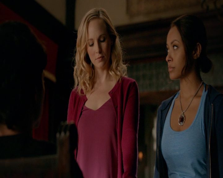 VampireDiaries-dot-nl_VampireDiaries-8x10NostalgiasABitch0191.jpg