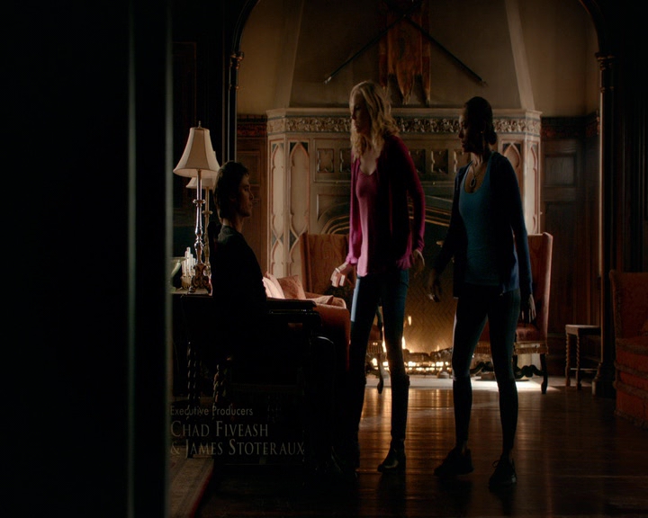 VampireDiaries-dot-nl_VampireDiaries-8x10NostalgiasABitch0202.jpg