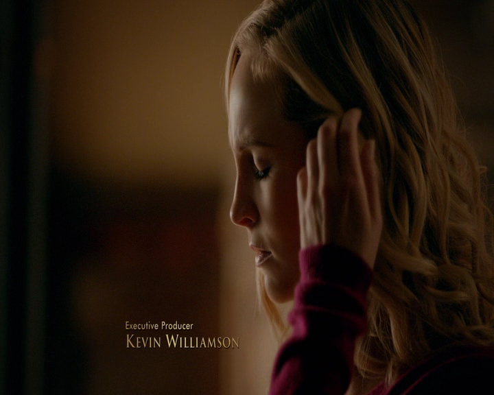 VampireDiaries-dot-nl_VampireDiaries-8x10NostalgiasABitch0221.jpg