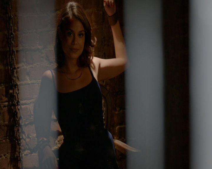 VampireDiaries-dot-nl_VampireDiaries-8x10NostalgiasABitch0227.jpg