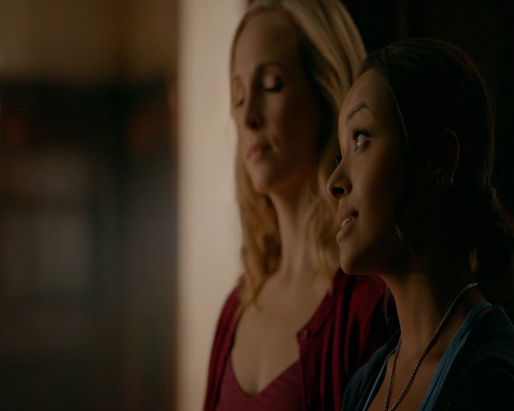 VampireDiaries-dot-nl_VampireDiaries-8x10NostalgiasABitch0401.jpg