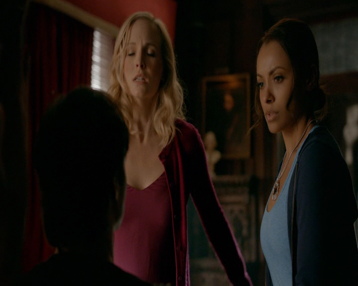 VampireDiaries-dot-nl_VampireDiaries-8x10NostalgiasABitch0491.jpg