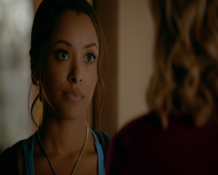 VampireDiaries-dot-nl_VampireDiaries-8x10NostalgiasABitch0616.jpg