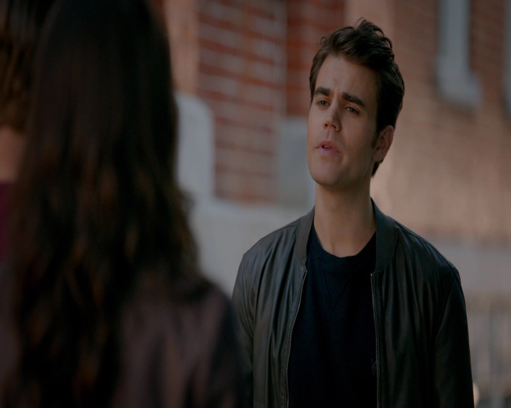 VampireDiaries-dot-nl_VampireDiaries-8x10NostalgiasABitch0938.jpg