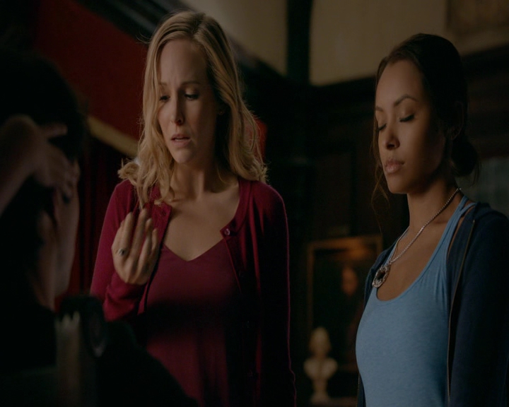 VampireDiaries-dot-nl_VampireDiaries-8x10NostalgiasABitch1089.jpg