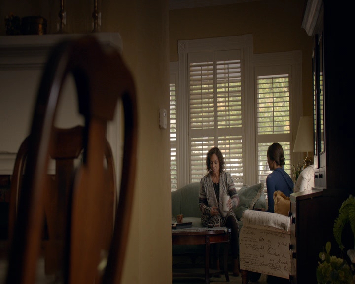 VampireDiaries-dot-nl_VampireDiaries-8x10NostalgiasABitch1197.jpg