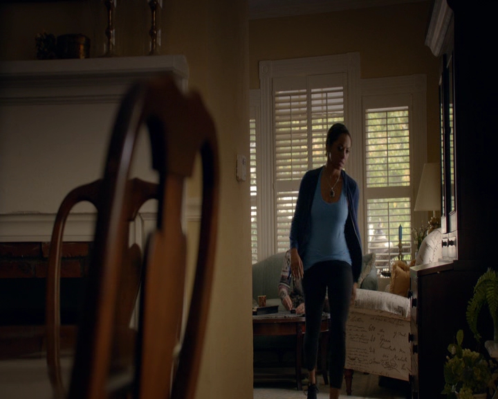 VampireDiaries-dot-nl_VampireDiaries-8x10NostalgiasABitch1203.jpg