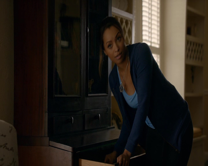 VampireDiaries-dot-nl_VampireDiaries-8x10NostalgiasABitch1209.jpg