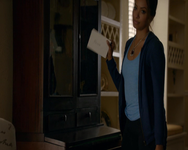 VampireDiaries-dot-nl_VampireDiaries-8x10NostalgiasABitch1210.jpg