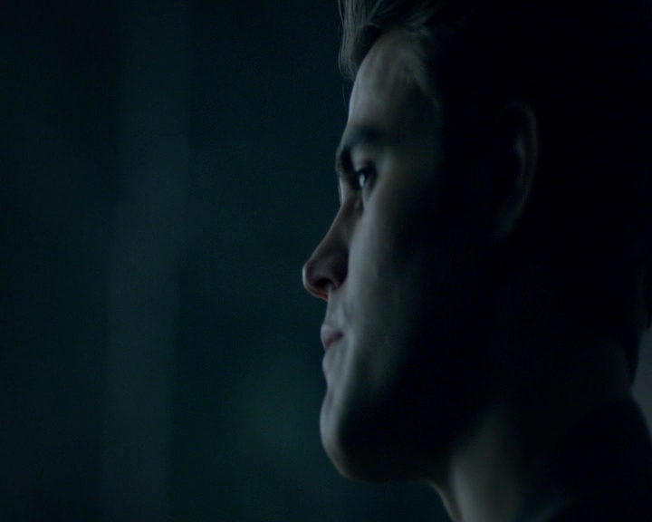 VampireDiaries-dot-nl_VampireDiaries-8x10NostalgiasABitch1721.jpg