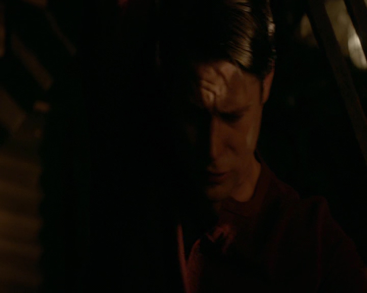 VampireDiaries-dot-nl_VampireDiaries-8x10NostalgiasABitch1906.jpg