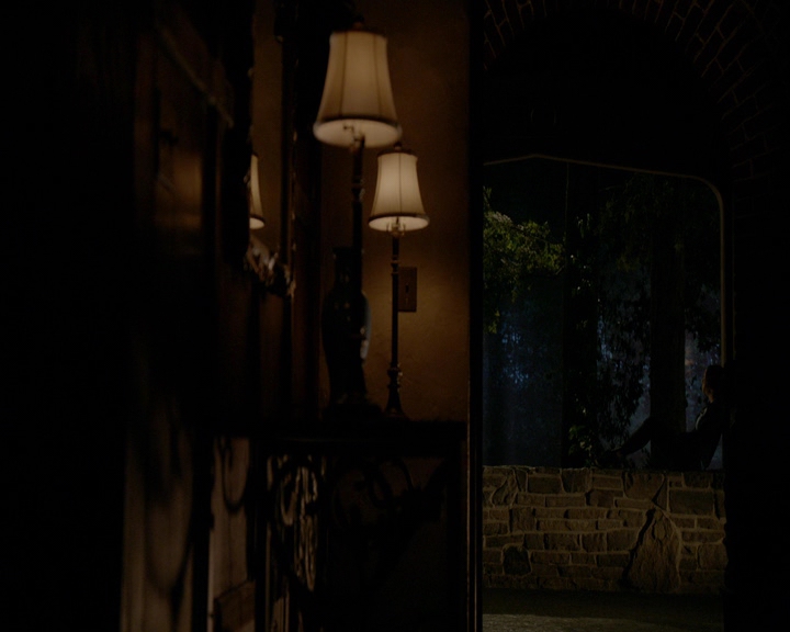 VampireDiaries-dot-nl_VampireDiaries-8x10NostalgiasABitch2118.jpg