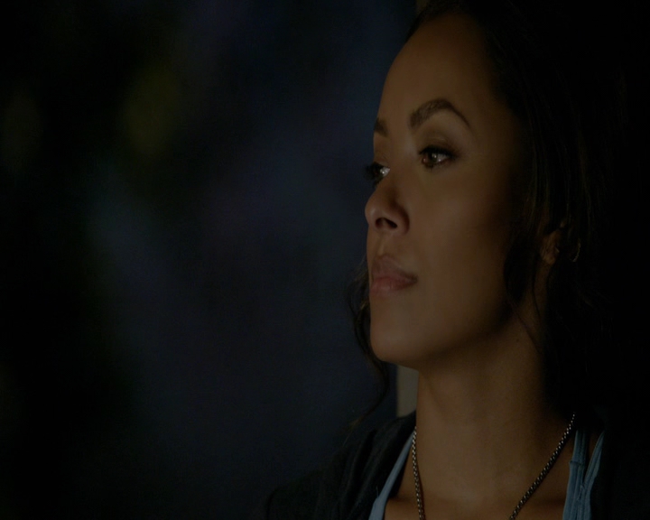 VampireDiaries-dot-nl_VampireDiaries-8x10NostalgiasABitch2120.jpg