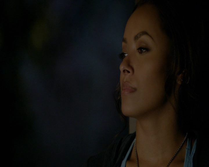 VampireDiaries-dot-nl_VampireDiaries-8x10NostalgiasABitch2121.jpg