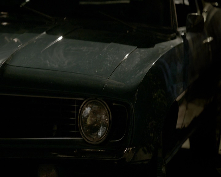 VampireDiaries-dot-nl_VampireDiaries-8x10NostalgiasABitch2123.jpg