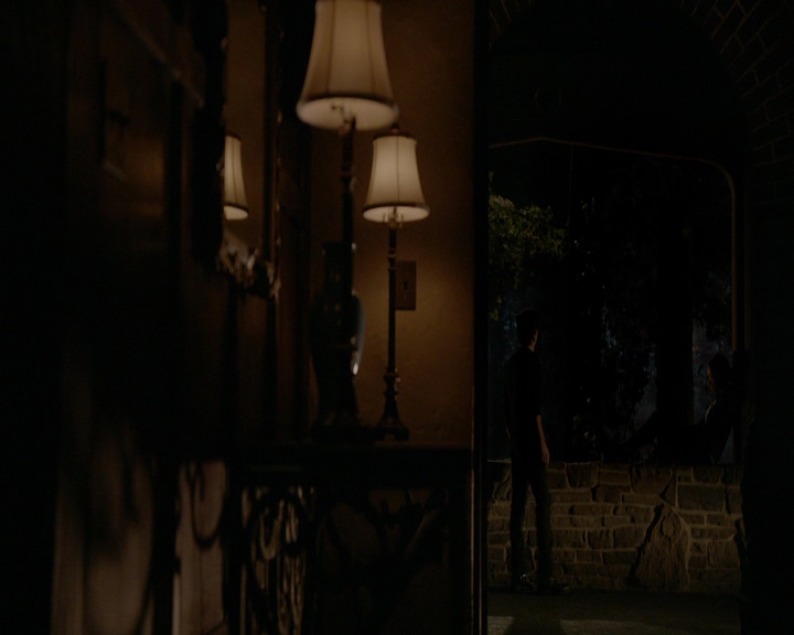VampireDiaries-dot-nl_VampireDiaries-8x10NostalgiasABitch2140.jpg