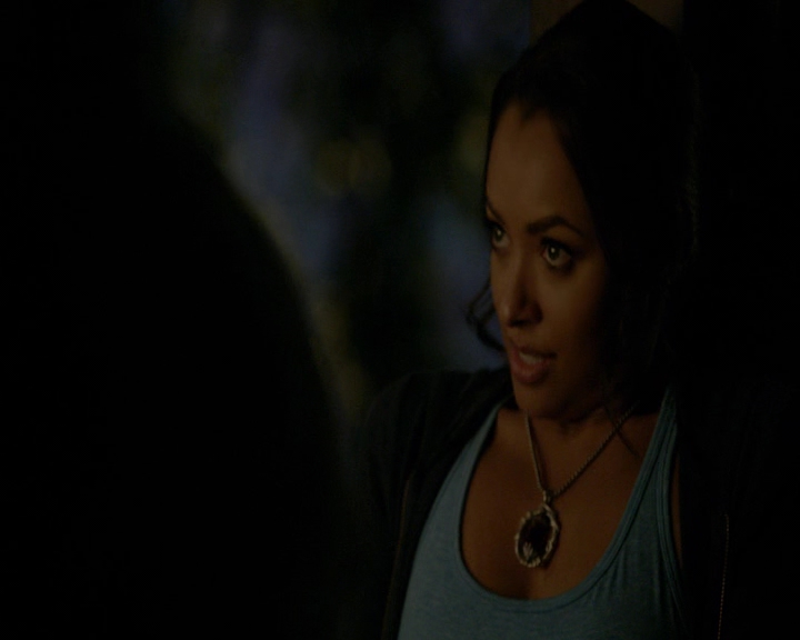 VampireDiaries-dot-nl_VampireDiaries-8x10NostalgiasABitch2142.jpg