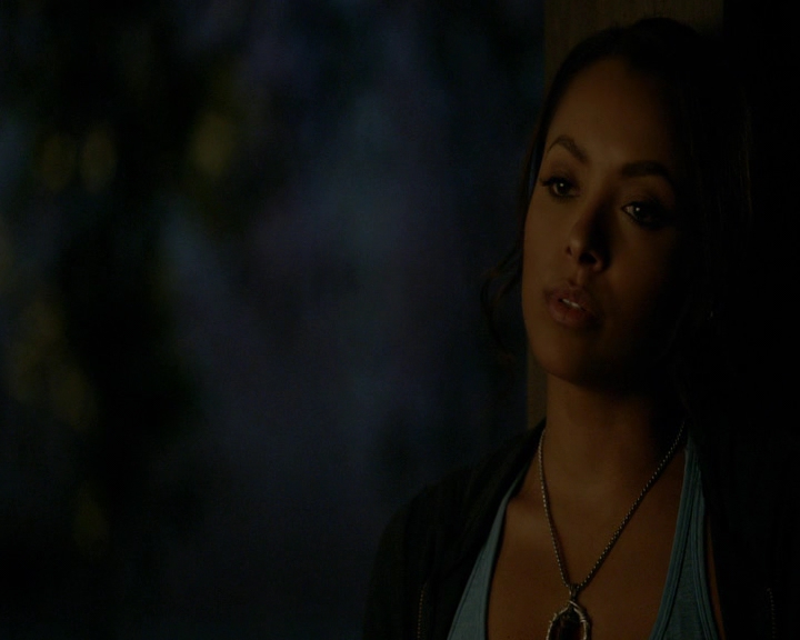 VampireDiaries-dot-nl_VampireDiaries-8x10NostalgiasABitch2155.jpg