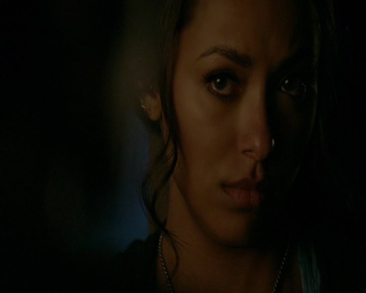 VampireDiaries-dot-nl_VampireDiaries-8x10NostalgiasABitch2219.jpg