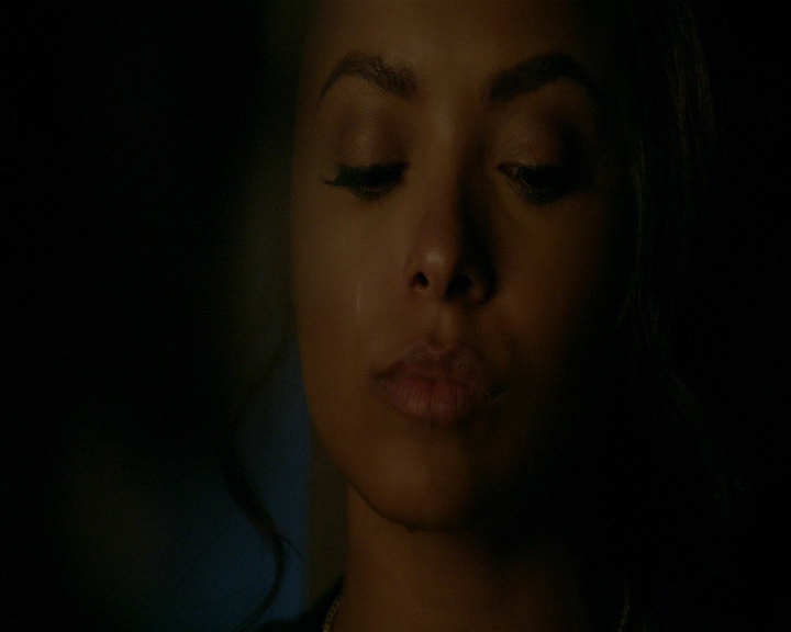 VampireDiaries-dot-nl_VampireDiaries-8x10NostalgiasABitch2250.jpg