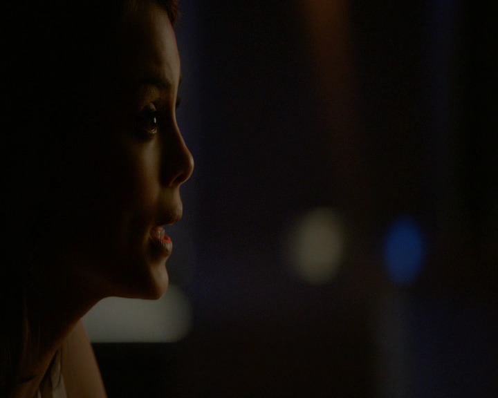 VampireDiaries-dot-nl_VampireDiaries-8x10NostalgiasABitch2288.jpg