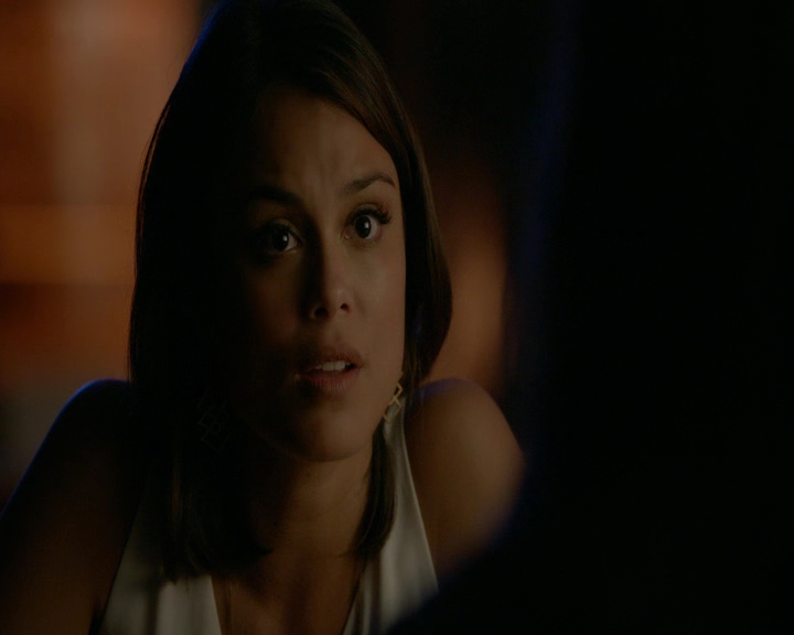 VampireDiaries-dot-nl_VampireDiaries-8x10NostalgiasABitch2295.jpg