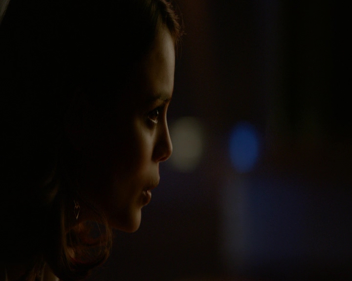 VampireDiaries-dot-nl_VampireDiaries-8x10NostalgiasABitch2308.jpg