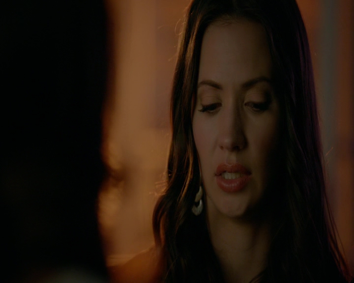 VampireDiaries-dot-nl_VampireDiaries-8x10NostalgiasABitch2316.jpg