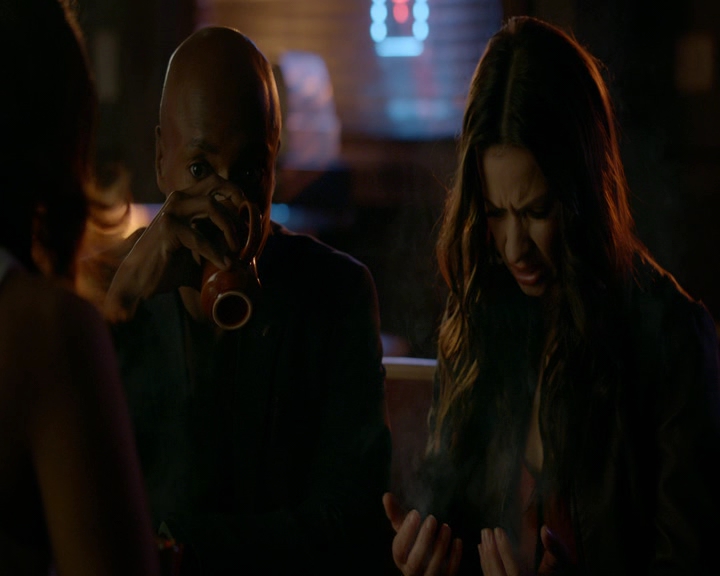 VampireDiaries-dot-nl_VampireDiaries-8x10NostalgiasABitch2352.jpg
