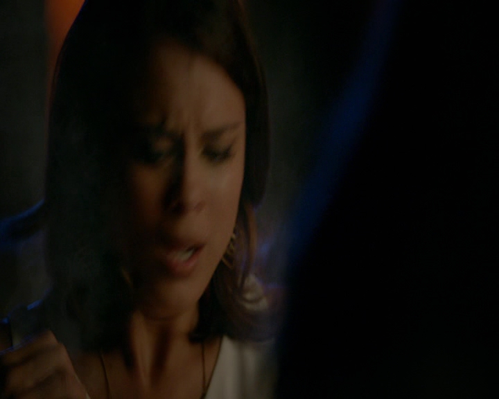 VampireDiaries-dot-nl_VampireDiaries-8x10NostalgiasABitch2353.jpg