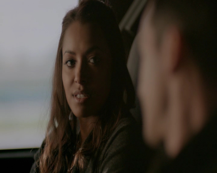 VampireDiaries-dot-nl_VampireDiaries-8x11YouMadeAChoiceToBeGood0403.jpg
