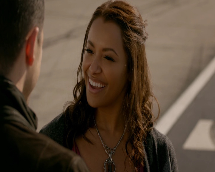 VampireDiaries-dot-nl_VampireDiaries-8x11YouMadeAChoiceToBeGood0702.jpg